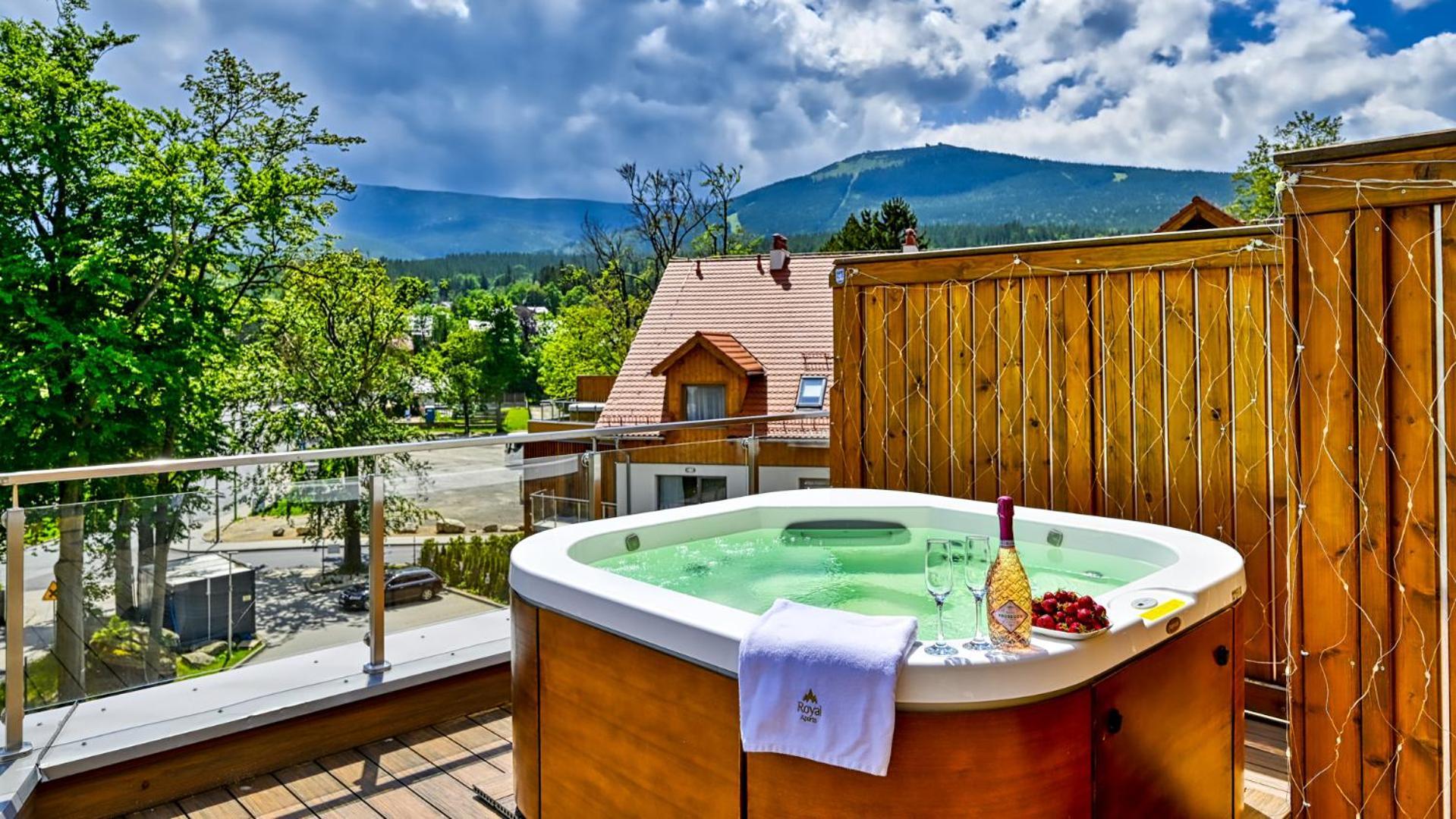 Royal Prestige Collection Z Prywatnym Jacuzzi - Stone Hill Resort Z Basenem I Saunami شكلارسكا بوريبا المظهر الخارجي الصورة
